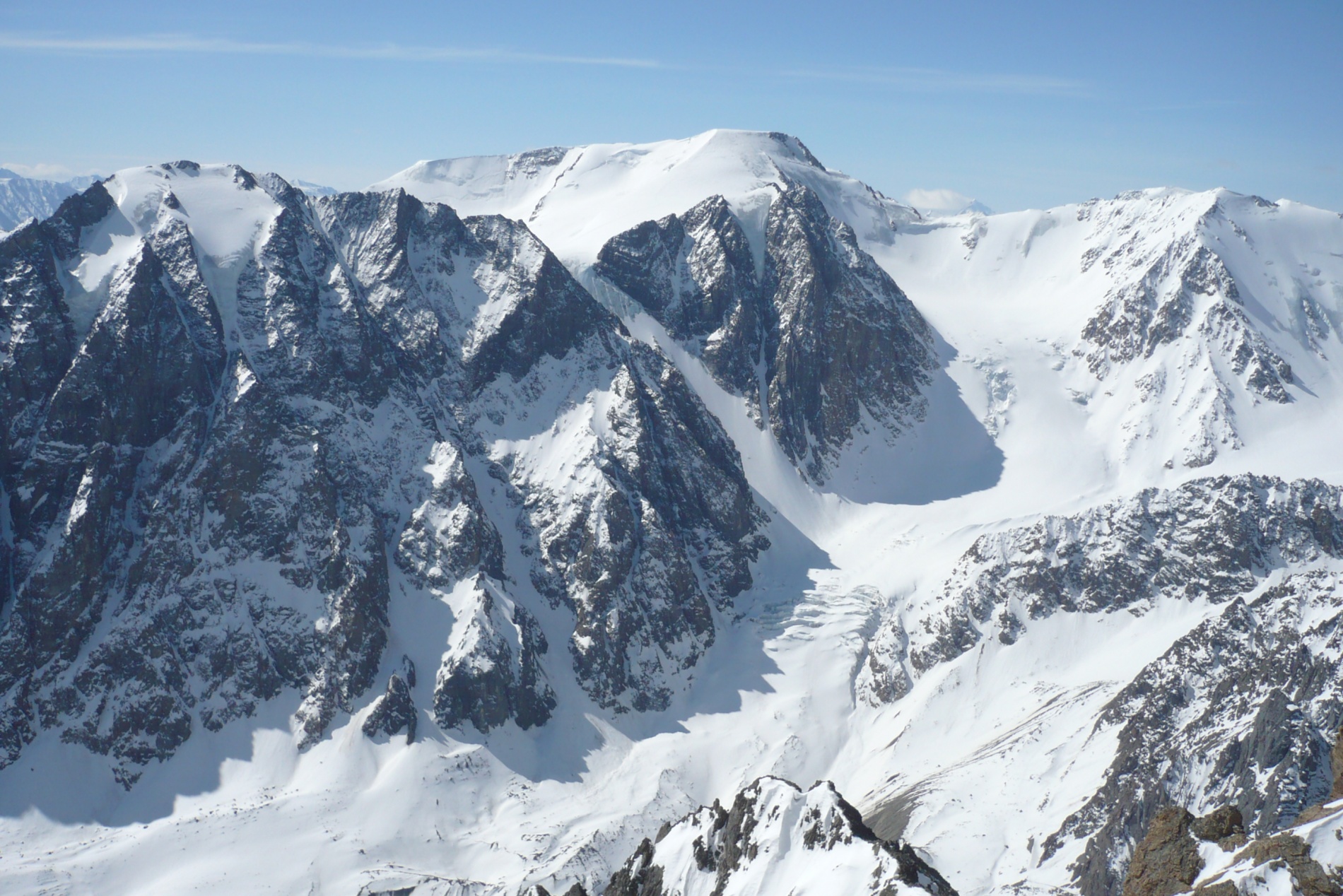 Вид с вершины Кзылташ на вершину Снежная и ледовую 5-ку - &quot;сосульку&quot;