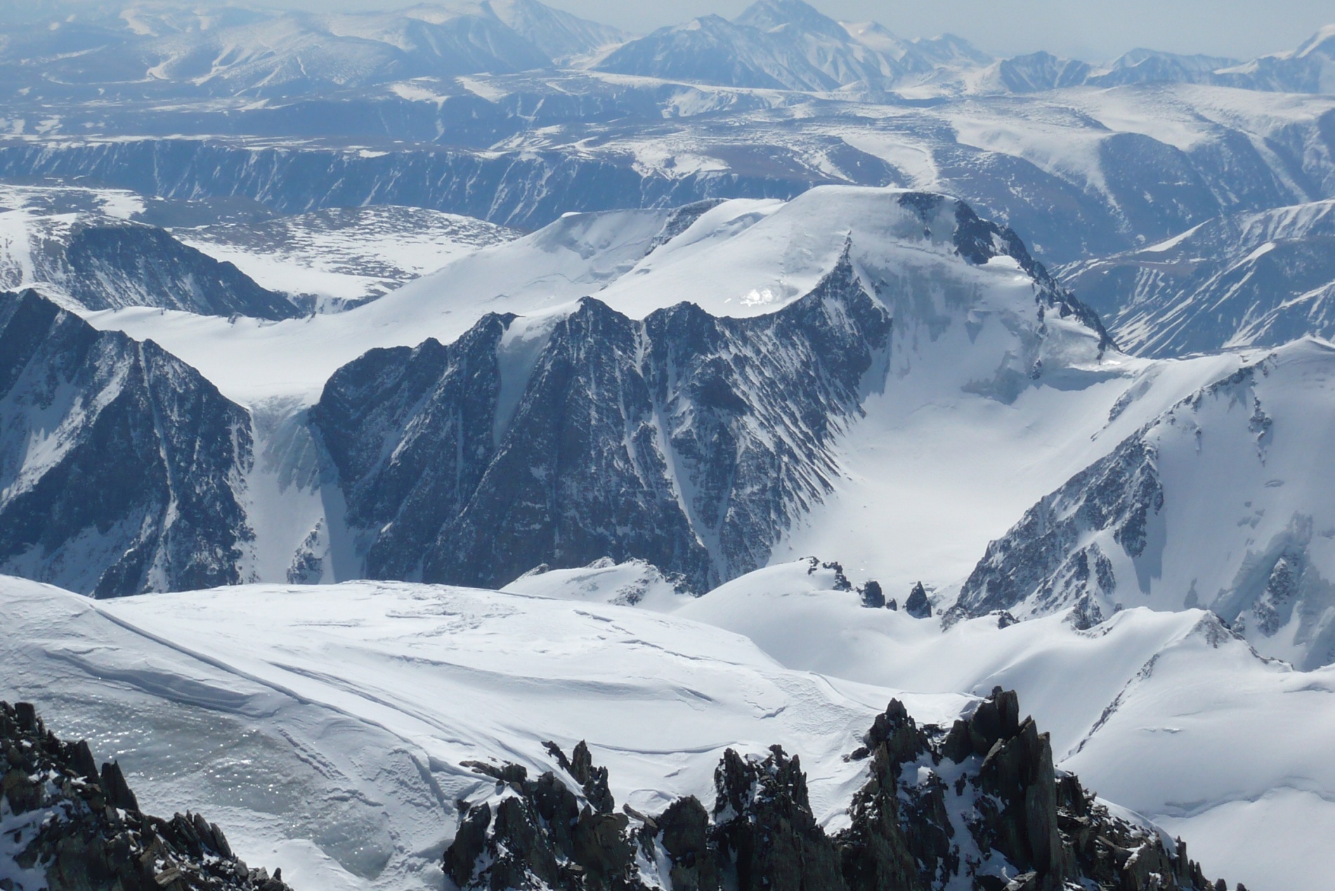 Вид с вершины Актру на вершину Снежная и ледовую 5-ку - &quot;сосульку&quot;